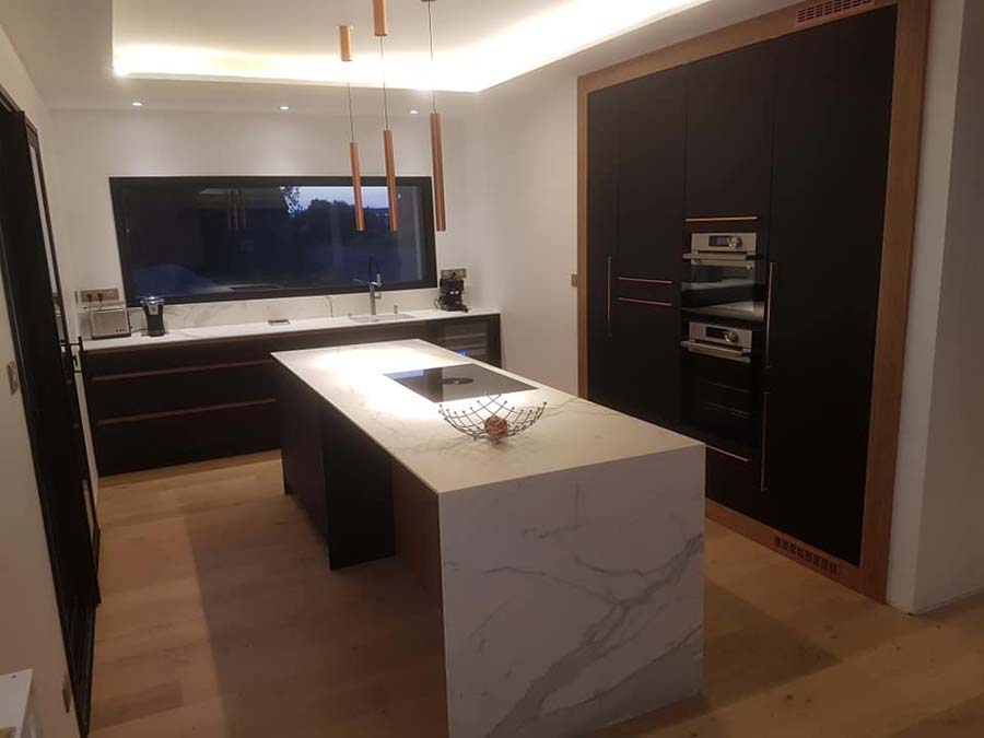 cuisine-sur-mesure-ceramique-marbree-fenix-bois-quadro-lannion.jpg